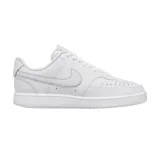 Championes Nike Court Vision Low de diseño urbano inspirado en el básquetbol de los años 80, confeccionados en cuero sintético blanco con el logo de la marca en los laterales y suela de goma.