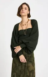Saco de punto calado verde oscuro Le Lis Blanc, de corte holgado, cuello redondo, mangas largas y voluminosas con puños acanalados y diseño cropped.