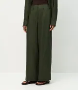 Pantalón de corte recto confeccionado en lino, con cintura elástica y trabillas para cinturón. Presenta un diseño fluido y elegante, ideal para un look sofisticado y cómodo.