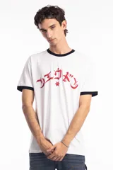 Remera ringer blanca con cuello y bordes de mangas en color negro. Presenta un estampado frontal en color rojo con caracteres estilizados y una estrella central.