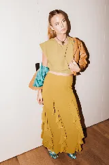 Top cropped color verde militar, con escote redondo, mangas cortas con efecto de hombrera y elástico en la cintura para ajuste.