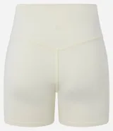 Bermuda deportiva de tiro alto, confeccionada en microfibra lisa de color amarillo claro. Presenta un diseño ajustado tipo biker, ideal para actividades físicas de alto rendimiento.