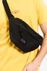 Riñonera Billabong modelo Bali Waistpack de color negro, con compartimento principal con cierre, bolsillo frontal adicional y tira ajustable con hebilla. Incluye parche con el logotipo de la marca en el frente.