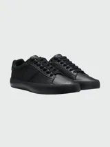 Zapatillas Boss modelo Aiden Tenn de cuero granulado en color negro, con diseño de perfil bajo, cierre de cordones y suela de goma texturizada.