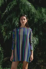 Minivestido de tejido de punto a rayas verticales en tonos marrón, ocre y dorado con lurex. De corte holgado y manga larga.