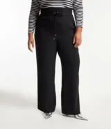 Pantalón pantalona negro de crepé con cintura elástica ajustable con lazo, bolsillos laterales y corte amplio.