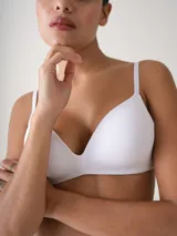 Soutien sin aros color blanco de copas preformadas soft, con tirantes ajustables y cierre trasero.