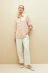 Pantalón de vestir color crema, de corte recto, con bolsillos laterales y cintura elastizada.