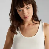 Camiseta sin mangas blanca de algodón con cuello redondo.