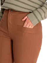 Pantalón de tiro alto y corte recto, confeccionado en algodón orgánico. Presenta diseño estilo carpintero con bolsillos frontales y cierre de botón.