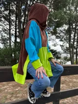 Canguro oversize con capucha, color azul, blanco y fucsia.