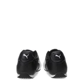 Championes Puma modelo Catch, de diseño urbano en color negro con detalles en blanco. Presentan cierre con cordones, logo de la marca en el lateral y en la puntera, y suela de perfil bajo.
