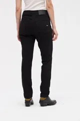 Jean de tiro medio con corte ajustado desde la cintura hasta los tobillos, diseñado para realzar la silueta.