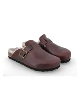 Zuecos de cuero color bordó con interior forrado en piel sintética, hebilla metálica ajustable en el lateral y suela de corcho con base de goma antideslizante.