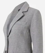 Abrigo largo de corte slim, color gris con textura jaspeada. Presenta solapas clásicas, cierre frontal con botones, bolsillos laterales con solapa y abertura trasera. Incluye forro interno.