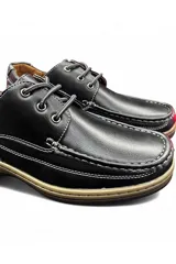Zapatos acordonados de hombre en color marrón, confeccionados en eco-cuero, con costuras visibles decorativas y suela de goma estructurada.