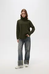 Polera de tejido de punto con cuello alto, diseño holgado y mangas largas. Presenta una textura de relieve tipo waffle en color natural.