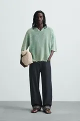 Polo de punto de algodón, color verde menta con efecto lavado que le da un aspecto desgastado y texturizado. Presenta un corte relajado (relaxed fit), cuello solapa con abertura frontal en V y mangas cortas.