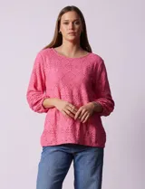 Blusa blanca con bordado calado tipo broderie, de mangas largas abullonadas.