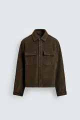 Sobrecamisa de corte relajado confeccionada en tejido de estructura irregular con lana, color marrón oscuro. Presenta cuello solapa, cierre frontal de botones, mangas largas con puños abotonados y dos bolsillos frontales tipo plastrón con solapa.