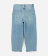 Pantalón de jean modelo skater, de corte holgado y tiro medio, con diseño de cinco bolsillos y detalle de cordón decorativo en la cintura.