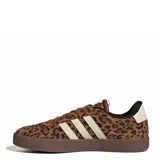 Championes urbanos Adidas modelo VL Court 3.0, con diseño de estampado animal print en tonos marrones. Presentan las icónicas tres bandas laterales en color crema, suela de goma marrón y cordones al tono.