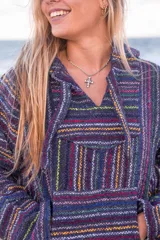 Buzo con capucha y bolsillo tipo canguro, confeccionado en tejido multicolor a rayas verticales.