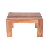 Taburete de madera de acacia color marrón claro, con asiento de listones y patas rectas. Ideal para decoración.