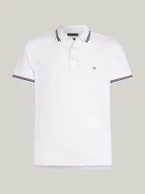 Chomba blanca de algodón elástico, corte slim, con cuello y puños acanalados con ribetes en azul marino y rojo. Tiene cartera de tres botones y logo de Tommy Hilfiger bordado en el pecho.