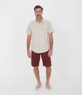 Bermuda de sarga color blanco, de corte recto y diseño básico con bolsillos laterales y traseros.