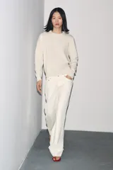 Jersey de punto de cuello redondo y manga larga, con acabados en rib en puños, cuello y bajo.