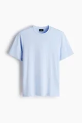 Remera de algodón liviano color celeste, con cuello redondo y corte estándar.