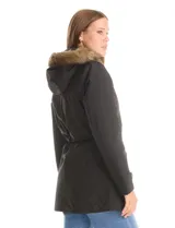 Gabardina impermeable de corte largo, color negro, con capucha desmontable con borde de piel sintética. Presenta cierre frontal oculto con botones a presión, cintura ajustable con jareta interna, bolsillos delanteros con solapa y detalle de costuras matelassé en hombros y bolsillos.