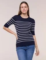 Buzo tejido de punto fino en color azul marino con diseño de rayas horizontales blancas. Presenta escote redondo a la base y mangas al codo.