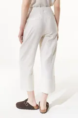 Pantalón culotte color dorado de lino metalizado, con pespuntes a contratono en cintura, bolsillos laterales y traseros.