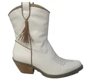 Botas estilo texanas de caña media, confeccionadas en cuero con estampado animal print tipo vaca en blanco y negro. Presentan un diseño de punta fina y taco cuadrado.