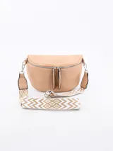 Riñonera negra de cuero con forma curva y cierre superior de cremallera metálica plateada. Presenta tiradores de cuero colgantes en los cursores y anillas metálicas a los lados para sujetar la correa.