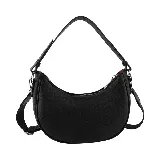 Cartera bandolera marrón con correa de mano y correa larga con logo de la marca.