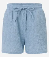Bermuda de mujer confeccionada en tejido chambray texturizado, con corte recto, cintura elástica y lazo de ajuste.