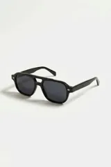 Lentes de sol estilo aviador con armazón negro de policarbonato y cristales marrones degradados con protección UV400.