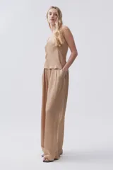 Pantalón palazzo color beige de viscosa, tiro alto, con bolsillos laterales y pinzas en el frente.