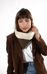 Cuello de cuero napalan en tono habano con interior de lana cruda, diseñado para brindar abrigo y estilo.