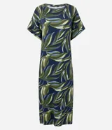 Vestido midi de corte recto y cuello redondo, confeccionado en viscolycra con estampa de follaje en tonos verdes y azules. Presenta mangas cortas con recortes y aberturas laterales en el ruedo.