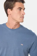 Remera básica de algodón color azul marino, de manga corta, con cuello redondo y logo bordado en el frente.