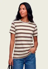 Camiseta de manga corta y cuello redondo con diseño de rayas horizontales en tonos beige, marrón y celeste.