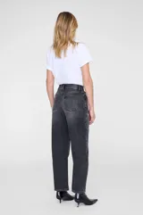 Jean de corte barrel con tiro alto, confeccionado en denim de algodón rígido en color gris lavado. Presenta diseño clásico de cinco bolsillos, cierre con botones y largo completo.