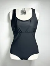 Malla enteriza de natación negra con breteles anchos y corte bajo el busto.