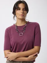 Remera de cuello redondo y manga corta, confeccionada en tejido de viscosa y poliéster, con un diseño básico y versátil.