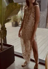 Vestido midi de tul bordado en tonos dorados suaves, con corte suelto, aberturas laterales en la falda y forro corto color piel.