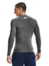 Remera térmica de compresión Under Armour de manga larga, confeccionada en tejido HeatGear ultraligero con paneles de malla estratégicos para ventilación. Presenta diseño ergonómico con mangas raglán y logo de la marca en el pecho.